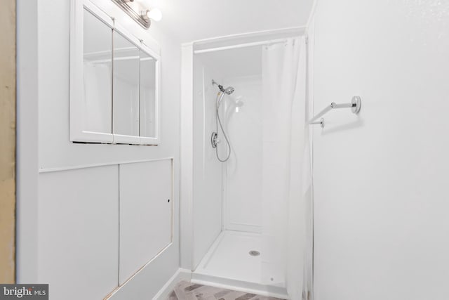 full bath featuring a shower with shower curtain