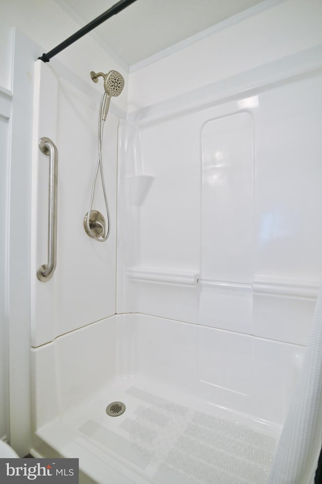 bathroom featuring curtained shower