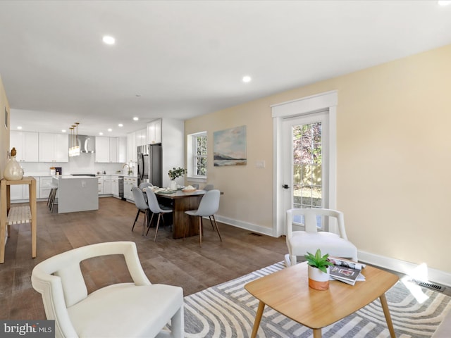 living area with visible vents, baseboards, and recessed lighting