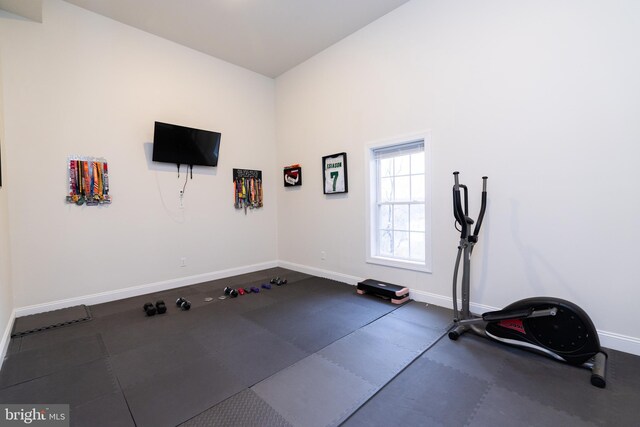 exercise room featuring baseboards