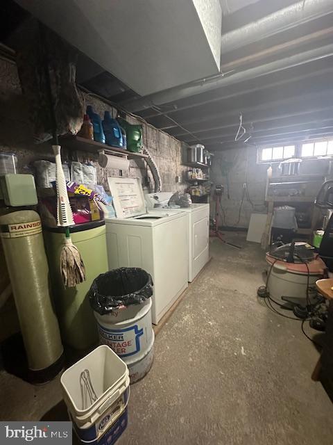 basement featuring independent washer and dryer