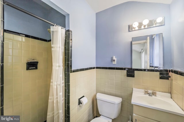 bathroom featuring curtained shower, toilet, wainscoting, and vanity