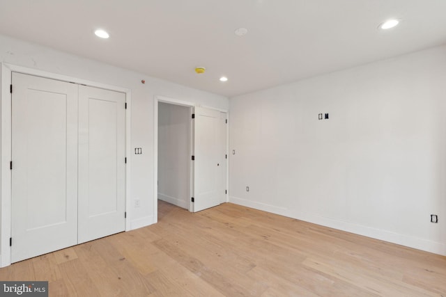 unfurnished bedroom featuring light wood-style flooring, recessed lighting, and baseboards