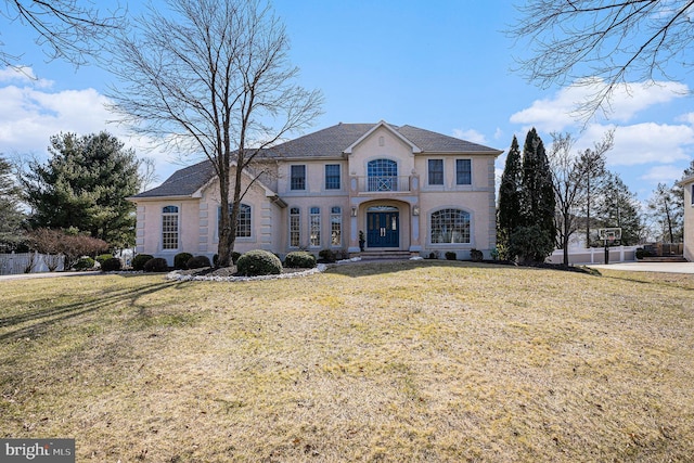 view of front of property featuring fence and a front yard