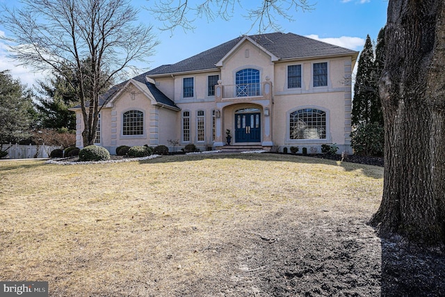 view of front of home with fence and a front lawn