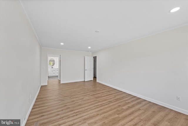 interior space with light wood-style floors, baseboards, ornamental molding, and recessed lighting