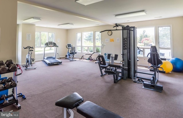 exercise room featuring baseboards