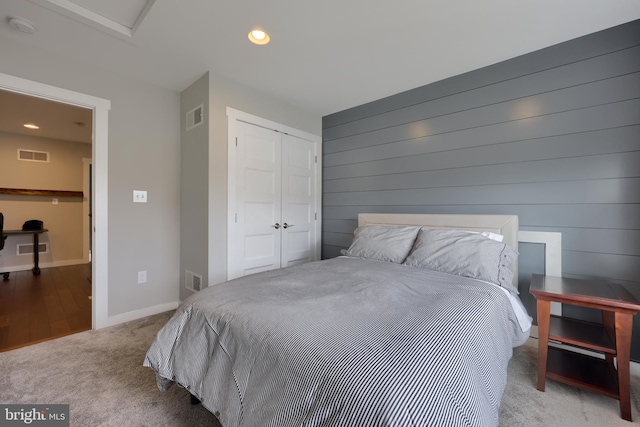 carpeted bedroom featuring a closet, visible vents, recessed lighting, and baseboards