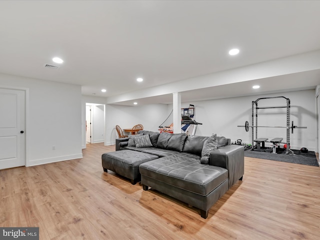 living room featuring recessed lighting, visible vents, baseboards, and light wood-style flooring