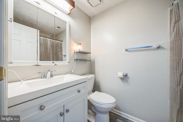 full bathroom with vanity, baseboards, visible vents, curtained shower, and toilet