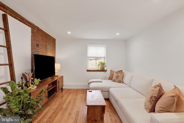 living area with light wood-style flooring, baseboards, and recessed lighting