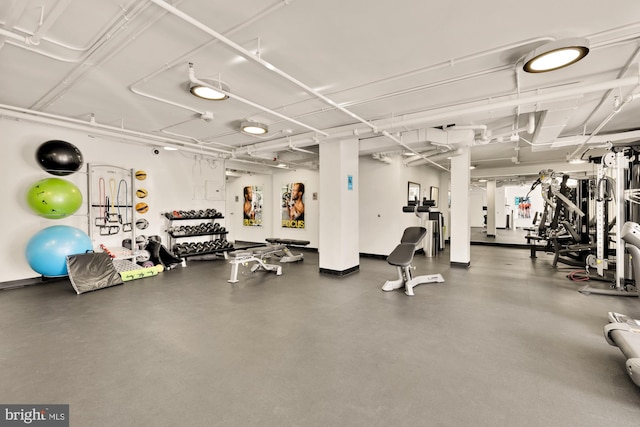 exercise room featuring baseboards