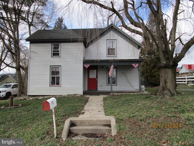 view of front of house featuring fence and a front yard