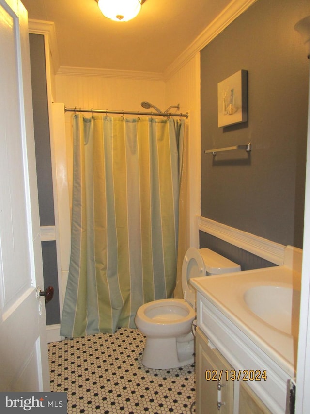 bathroom with curtained shower, vanity, and crown molding