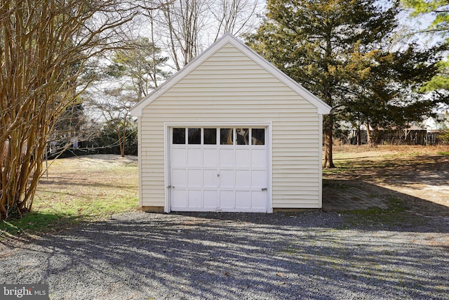 detached garage featuring gravel driveway