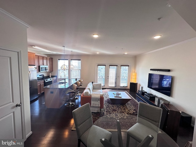 living area featuring recessed lighting, dark wood-style flooring, and crown molding