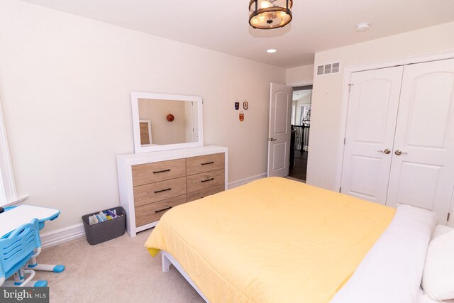 bedroom with baseboards, visible vents, recessed lighting, a closet, and light carpet