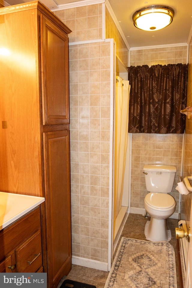 full bath featuring a shower with shower curtain, toilet, tile walls, and ornamental molding