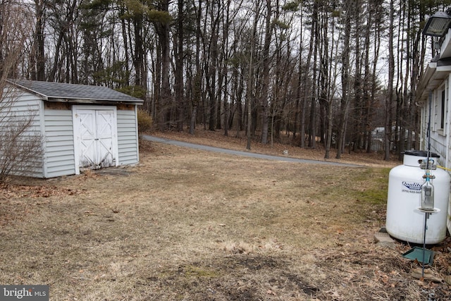 view of yard featuring a storage shed and an outdoor structure