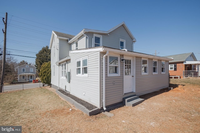 view of front facade with entry steps and fence