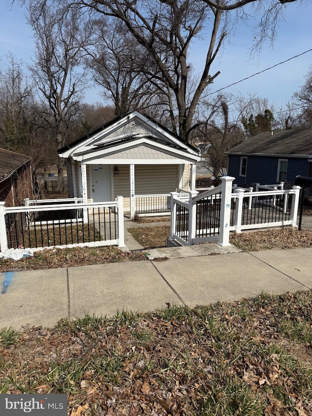 4818 Deanwood Dr, Capitol Heights, MD 20743 - view of front facade featuring a fenced front yard and covered porch