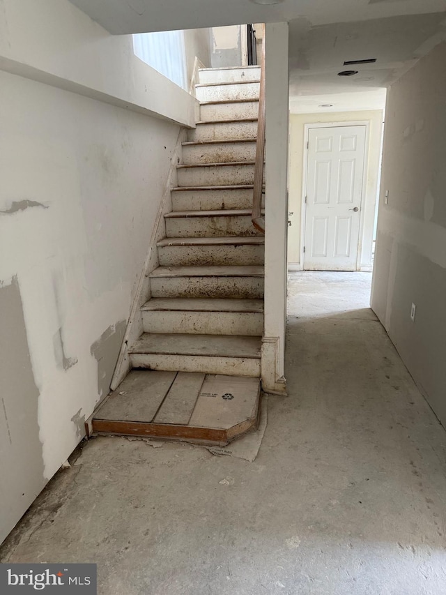 4818 Deanwood Dr, Capitol Heights, MD 20743 - view of stairway