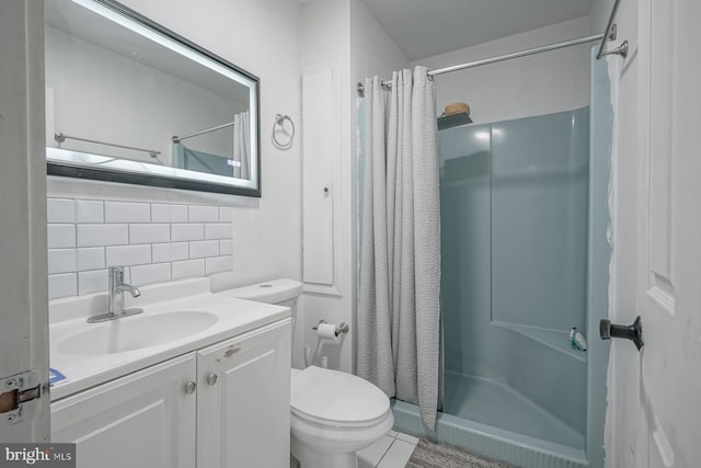 bathroom featuring a shower with shower curtain, toilet, vanity, and decorative backsplash