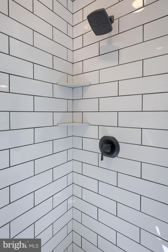 full bathroom featuring tiled shower