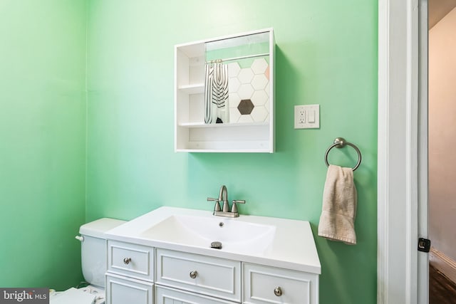 full bath with a shower with curtain, vanity, and toilet