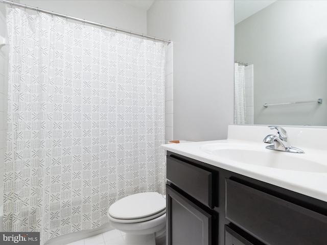 bathroom featuring a shower with shower curtain, vanity, and toilet