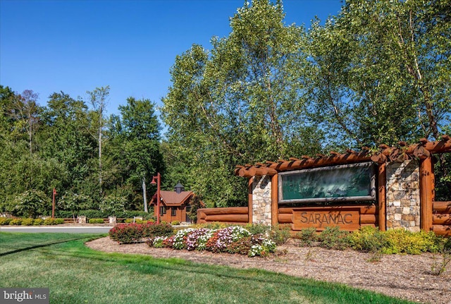 community sign with a yard