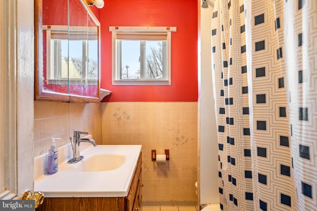 full bathroom featuring a shower with curtain, tile walls, toilet, and vanity