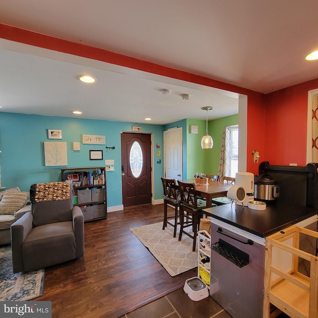 living room with dark wood-style floors, recessed lighting, and baseboards