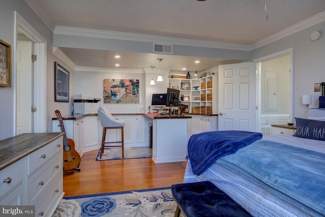 bedroom featuring crown molding, light wood-style flooring, recessed lighting, and visible vents