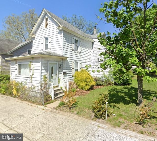 view of front facade with a front yard