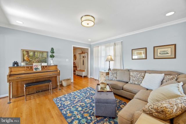 living room with recessed lighting, baseboards, wood finished floors, and ornamental molding