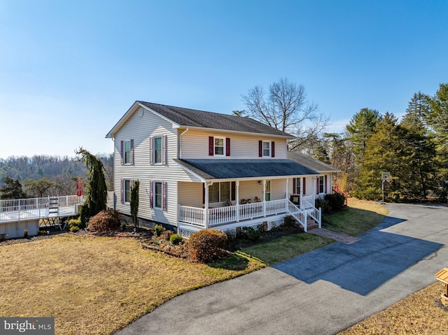 view of front facade featuring a porch and a front lawn