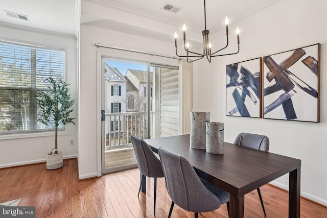 dining area featuring plenty of natural light, light wood-type flooring, visible vents, and baseboards