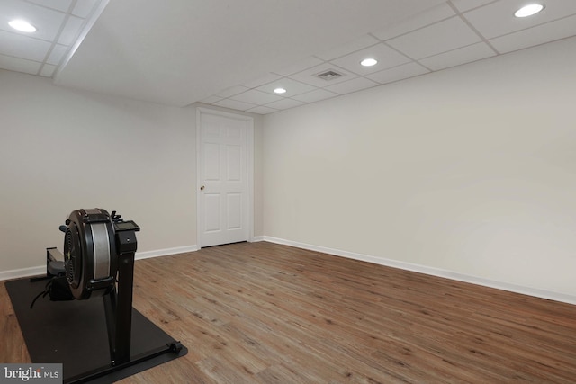 exercise area featuring baseboards, visible vents, a drop ceiling, wood finished floors, and recessed lighting