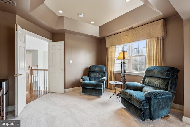 living area with visible vents, a tray ceiling, recessed lighting, carpet flooring, and baseboards