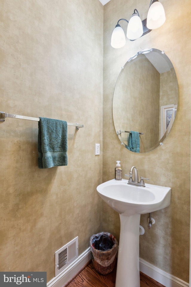 bathroom with visible vents and baseboards