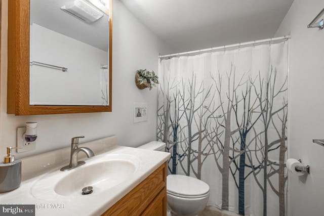 full bathroom featuring a shower with curtain, vanity, and toilet