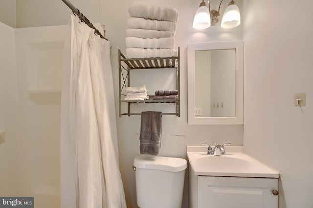 bathroom with a shower with shower curtain, vanity, and toilet