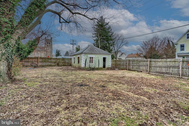 view of yard featuring a fenced backyard and an outbuilding