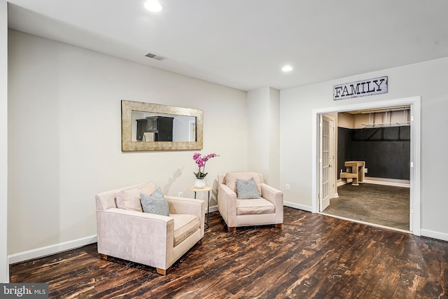 living area featuring baseboards, visible vents, wood finished floors, and recessed lighting