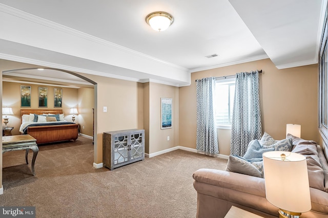 living room featuring carpet floors, visible vents, crown molding, and baseboards