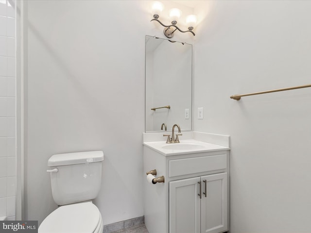 full bathroom featuring a shower, vanity, and toilet