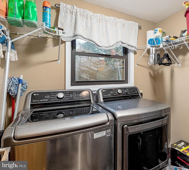 laundry room featuring laundry area and independent washer and dryer