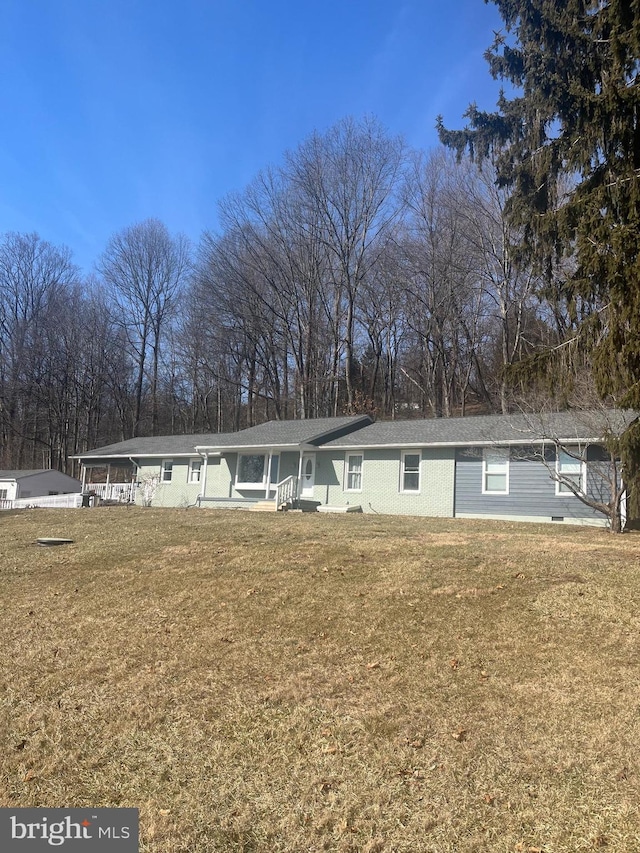 view of front of property featuring a front lawn