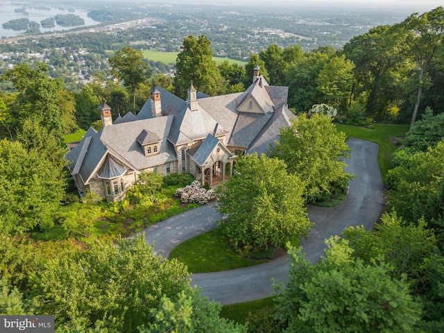 birds eye view of property featuring a wooded view